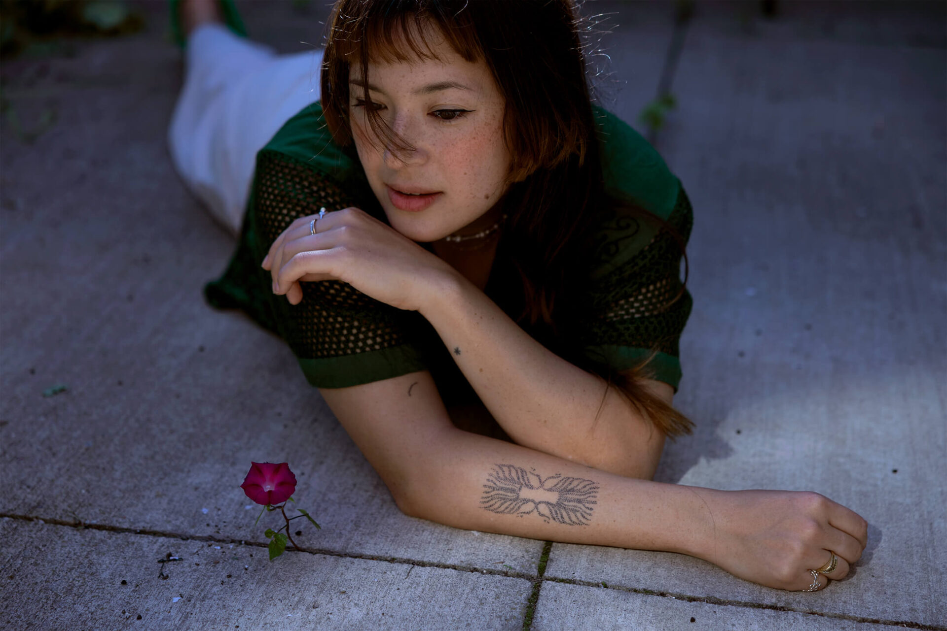 Véro lying on the concrete ground